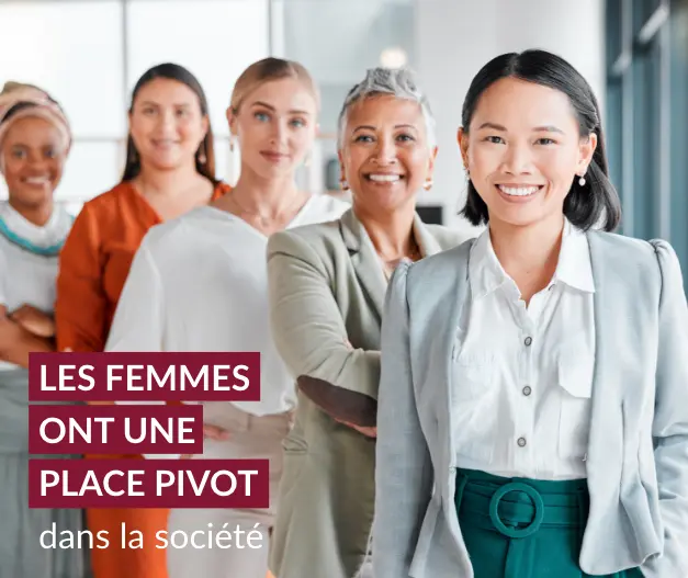 Photographies de plusieurs femmes souriantes avec en légende Les femmes ont une place pivot dans la société